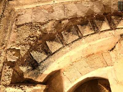 � composto da un architrave ribassato a bugne diamantate con attorno una cornice modanata. Un tempo la rampa e questo arco si trovavano all�esterno, prima che fosse costruito l�ambiente voltato che si trova sopra 